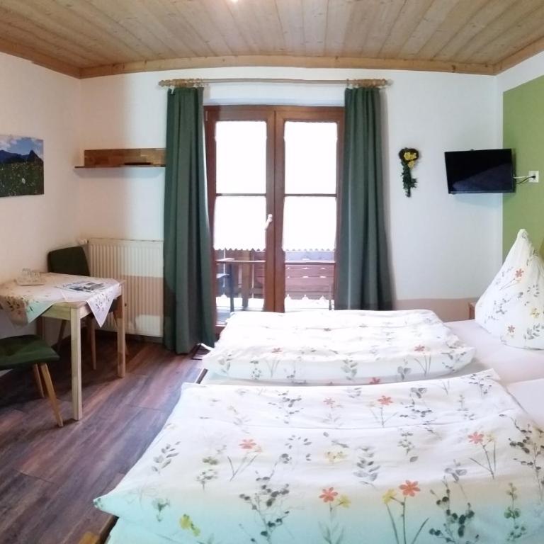 Pension Staufenhof - Doppelzimmer mit Balkon - 4