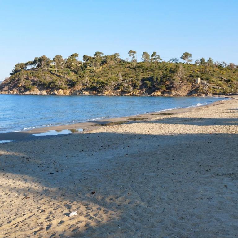 Bormes les Mimosas, Hameau de Cabasson, à 400m de la mer et du fort de Bregançon, Villa classée 3 étoiles, de 2 à 8 personnes - Villa - 42