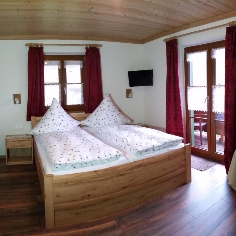 Pension Staufenhof - Doppelzimmer mit Balkon - 2