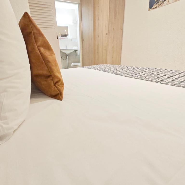 HOTEL DES CALANQUES Port de Cassis - Chambre Double ou Lits Jumeaux Standard sans balcon ni fenêtre - 2