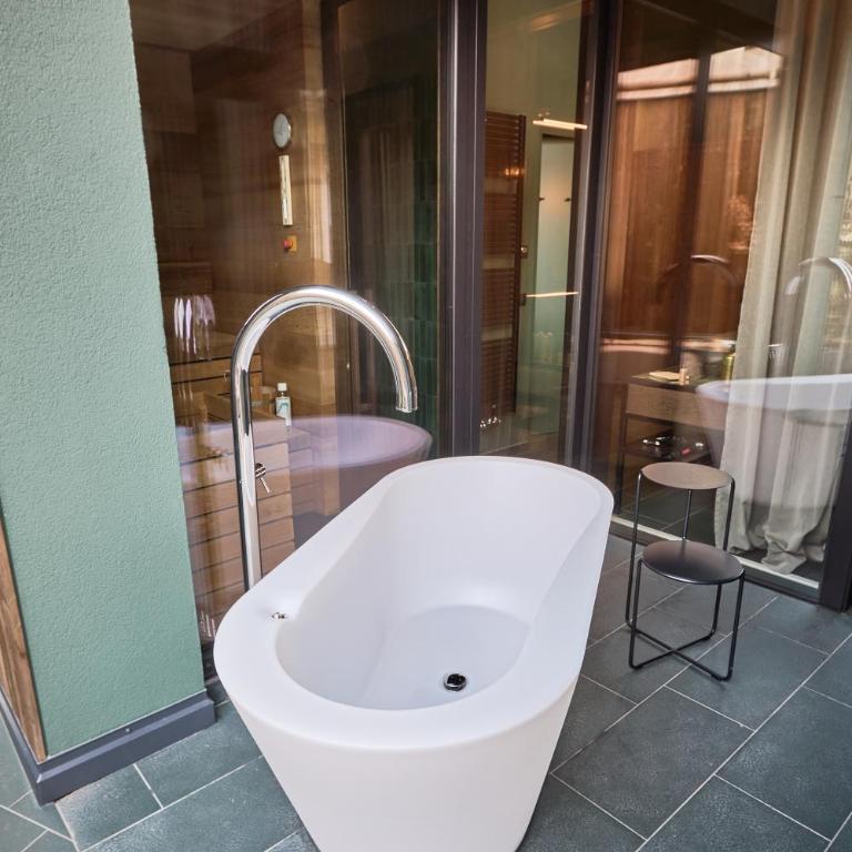 Floris Green Suites by Parc Hotel Florian - Suite with Sauna, hammock lounger and garden view - 10