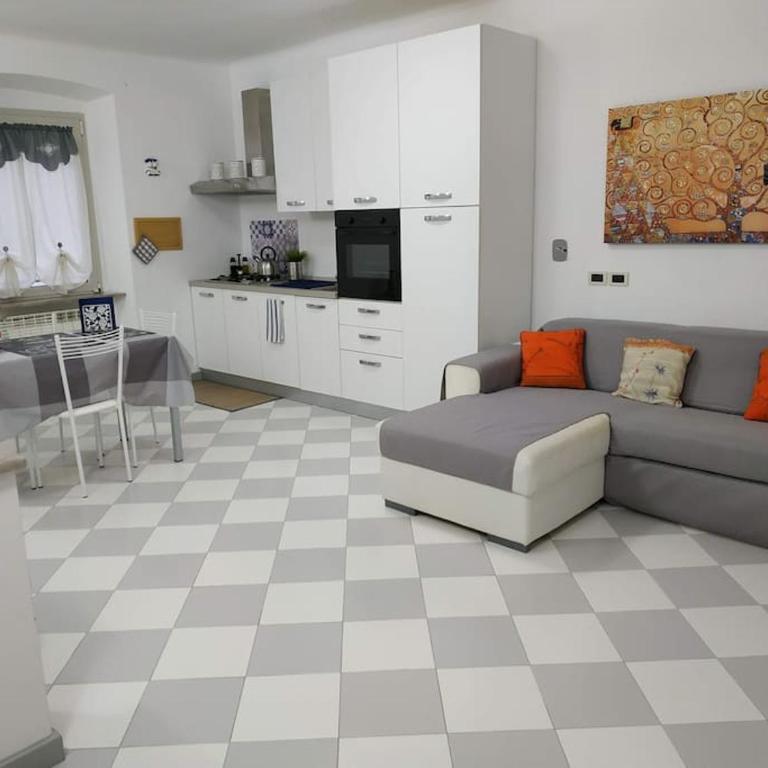 In centro a Trieste - Appartamento con 2 Camere da Letto - 1