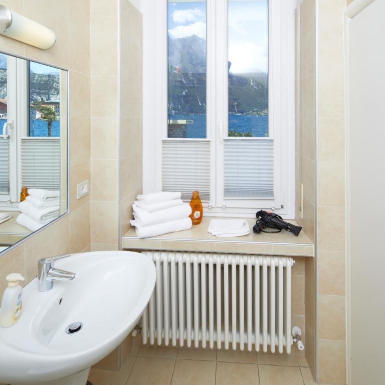North Shore Torbole - King Room with Lake View - 12