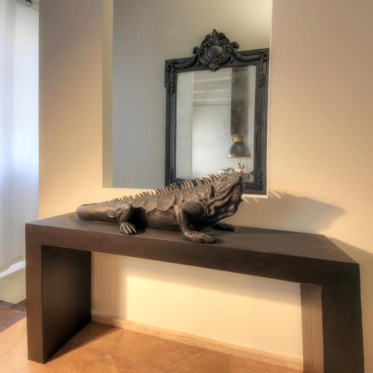 Urban Central Suites - One-Bedroom Apartment - 3