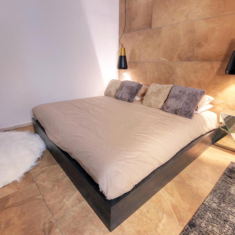 Urban Central Suites - One-Bedroom Apartment - 12