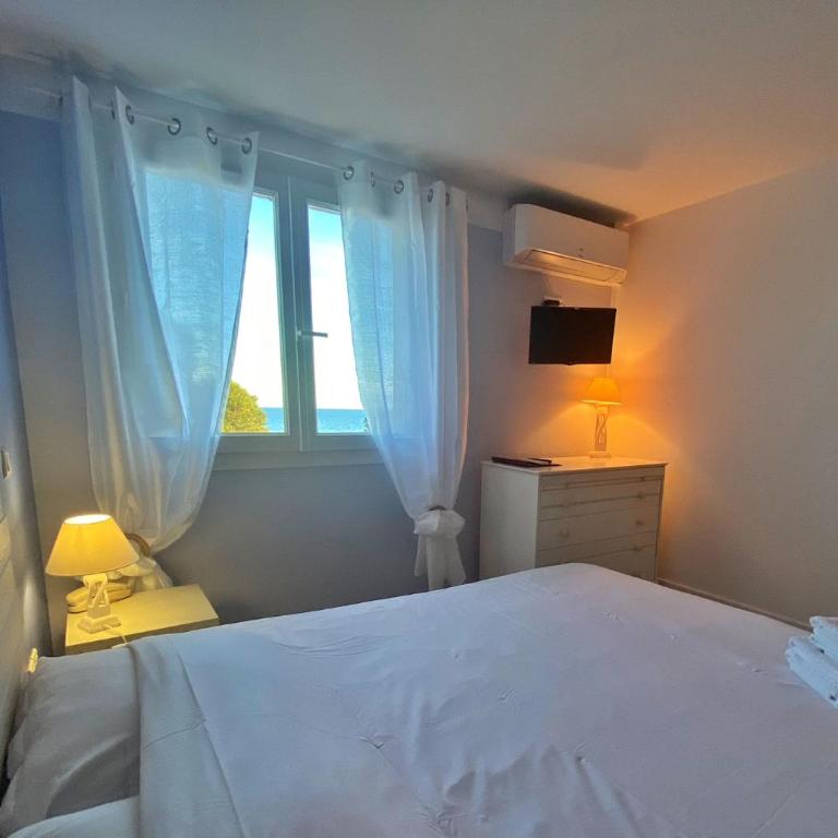 Hôtel Les Calanques - Chambre Familiale (4 Adultes) - Vue sur Mer - 2