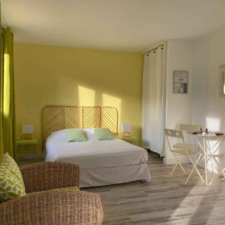 Hôtel Les Calanques - Chambre Triple Côté Route - 2