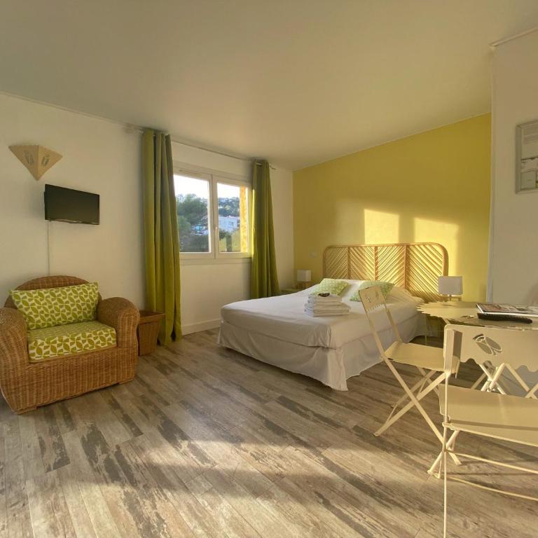 Hôtel Les Calanques - Chambre Triple Côté Route - 1
