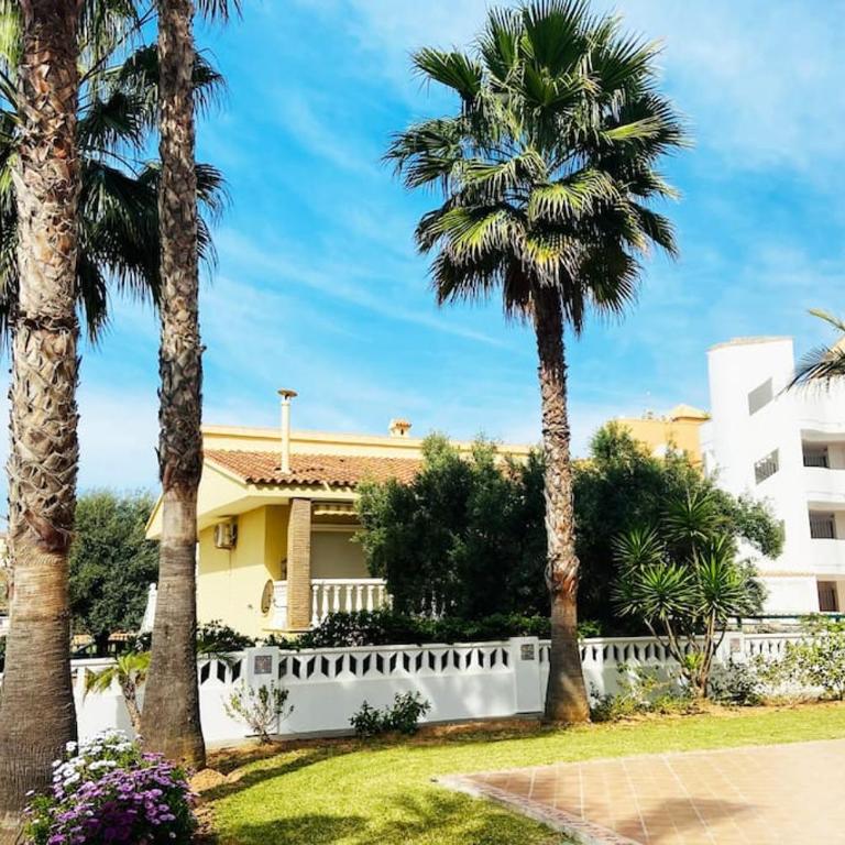 Apartamento en primera línea de playa con piscina y garaje gratuito - Two-Bedroom Apartment - 51