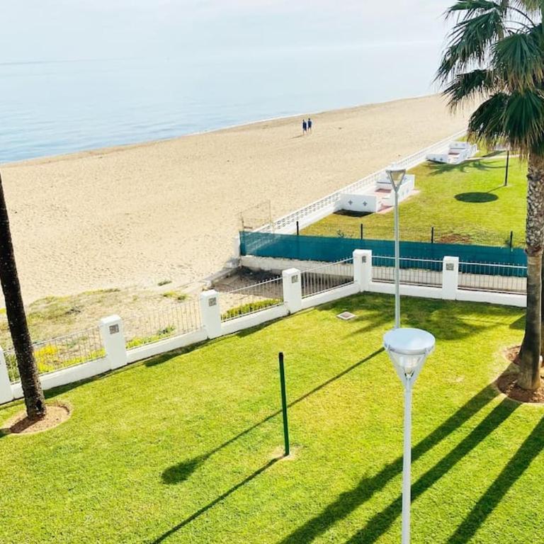 Apartamento en primera línea de playa con piscina y garaje gratuito - Two-Bedroom Apartment - 13