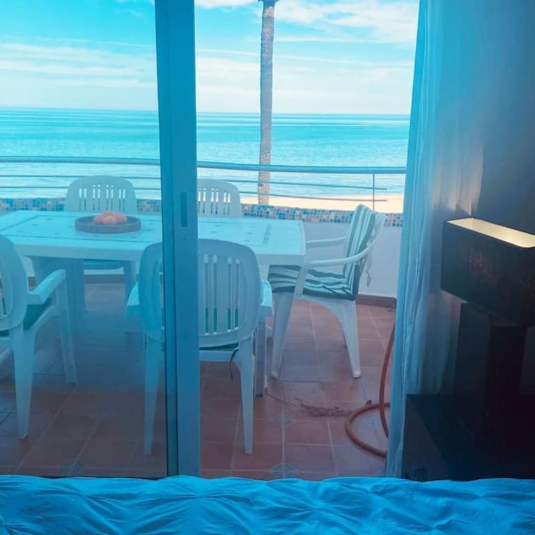 Apartamento en primera línea de playa con piscina y garaje gratuito - Two-Bedroom Apartment - 34