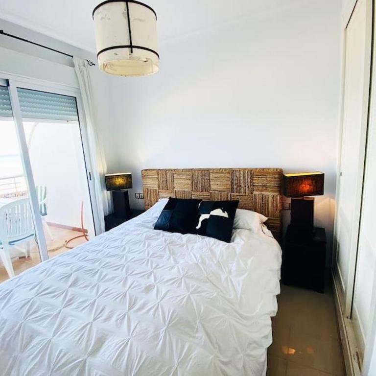 Apartamento en primera línea de playa con piscina y garaje gratuito - Two-Bedroom Apartment - 29