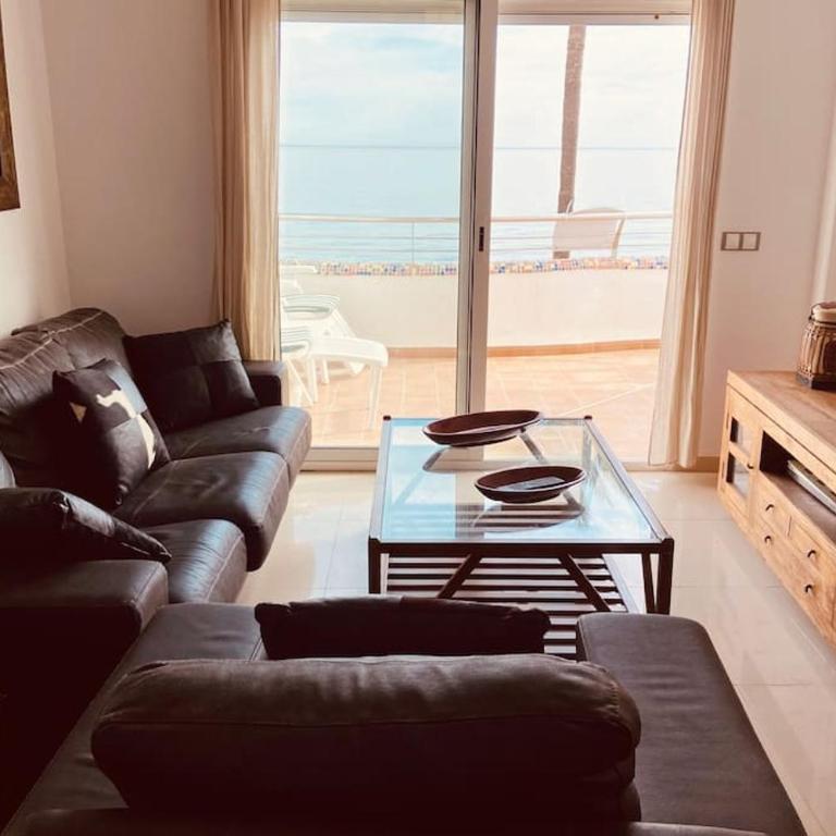 Apartamento en primera línea de playa con piscina y garaje gratuito - Two-Bedroom Apartment - 21