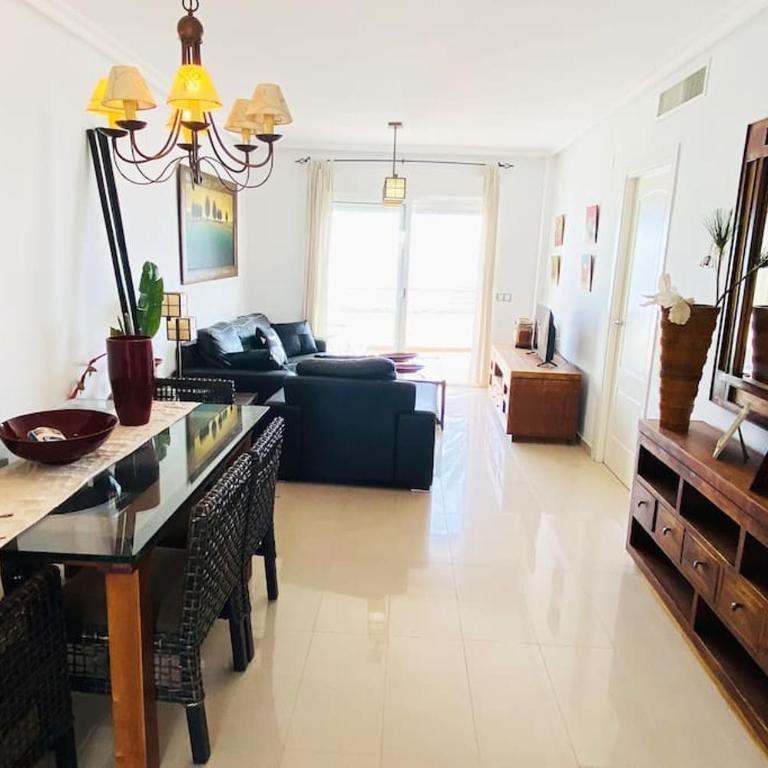 Apartamento en primera línea de playa con piscina y garaje gratuito - Two-Bedroom Apartment - 17
