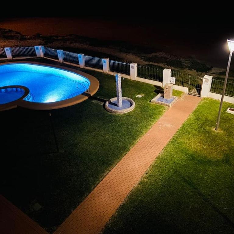 Apartamento en primera línea de playa con piscina y garaje gratuito - Two-Bedroom Apartment - 49