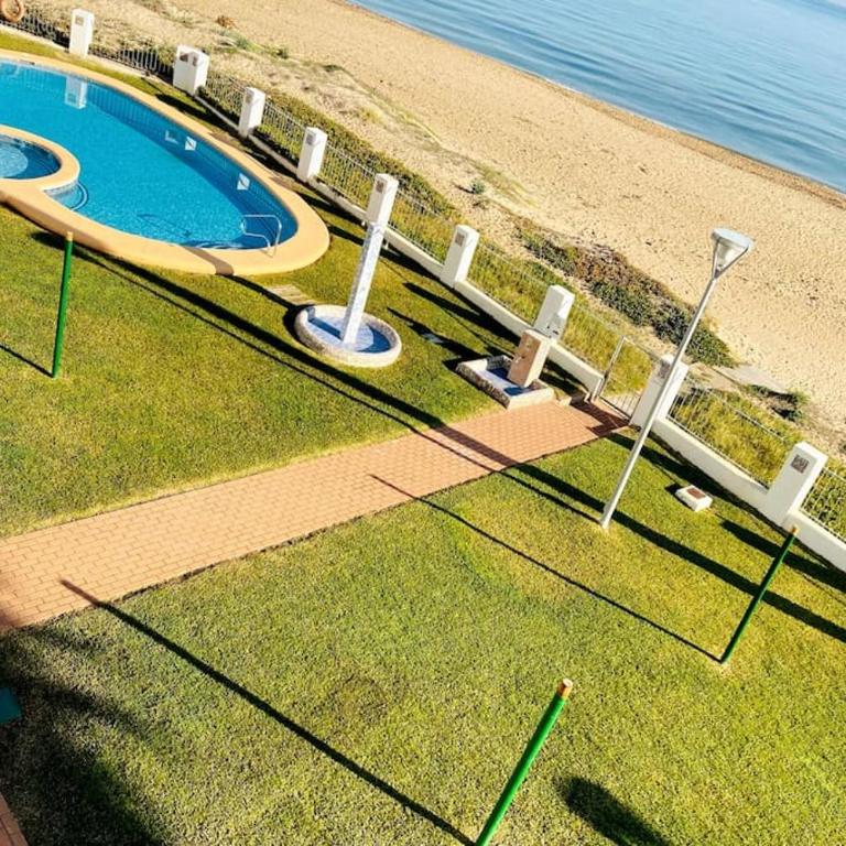 Apartamento en primera línea de playa con piscina y garaje gratuito - Two-Bedroom Apartment - 14