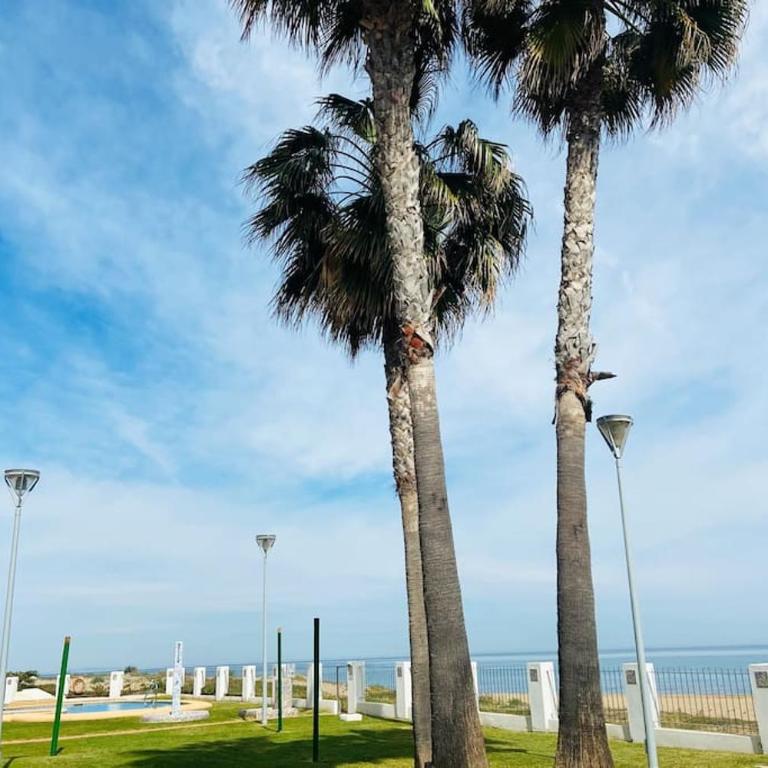 Apartamento en primera línea de playa con piscina y garaje gratuito - Two-Bedroom Apartment - 47