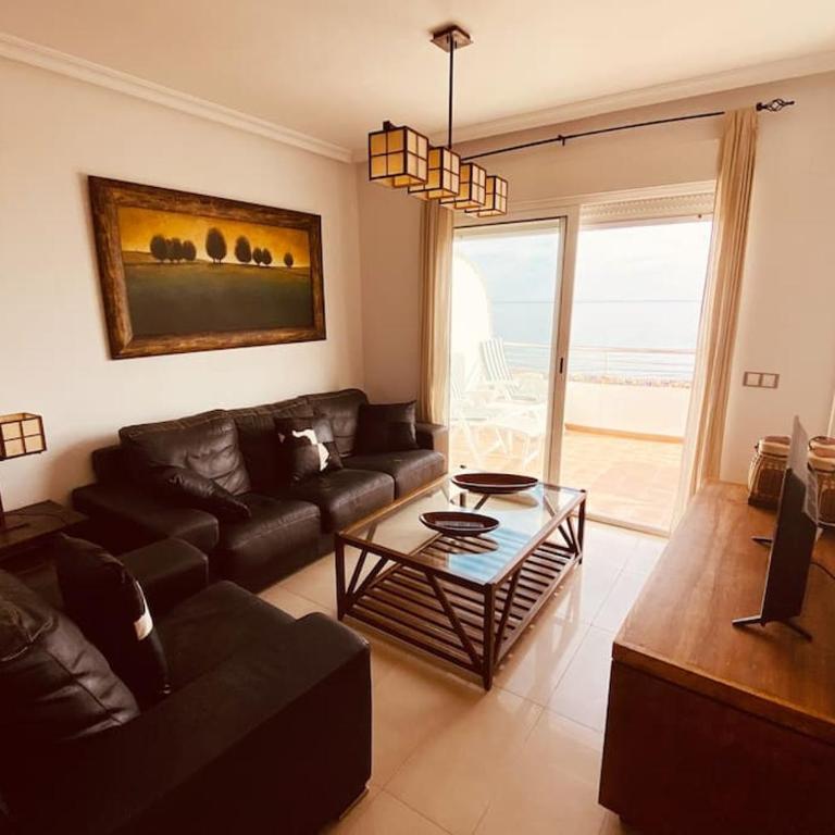 Apartamento en primera línea de playa con piscina y garaje gratuito - Two-Bedroom Apartment - 24