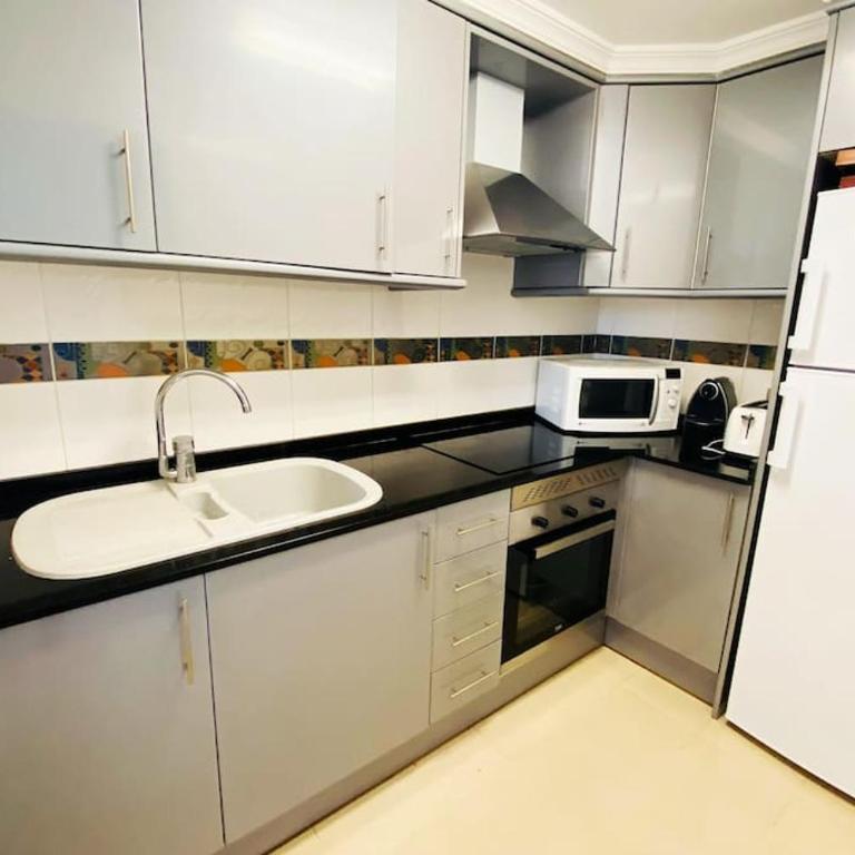 Apartamento en primera línea de playa con piscina y garaje gratuito - Two-Bedroom Apartment - 43