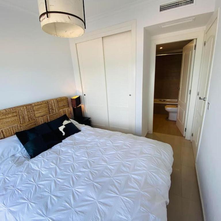 Apartamento en primera línea de playa con piscina y garaje gratuito - Two-Bedroom Apartment - 31