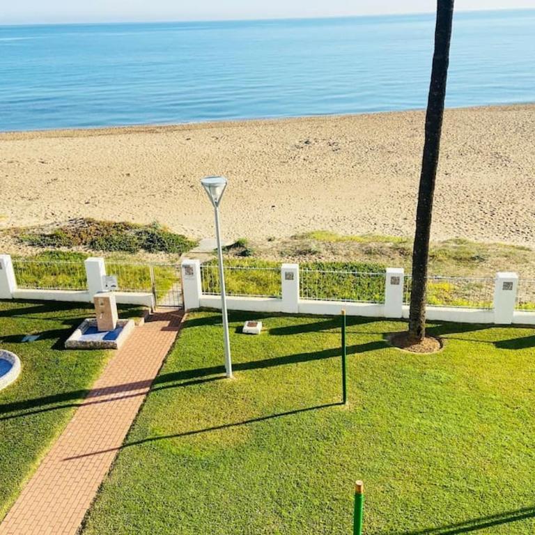 Apartamento en primera línea de playa con piscina y garaje gratuito - Two-Bedroom Apartment - 52