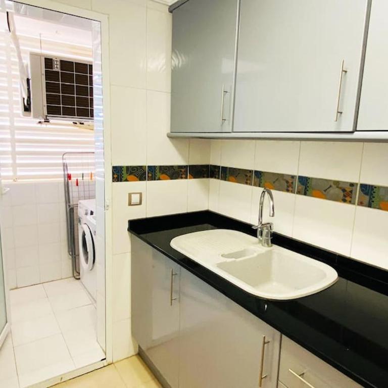 Apartamento en primera línea de playa con piscina y garaje gratuito - Two-Bedroom Apartment - 44