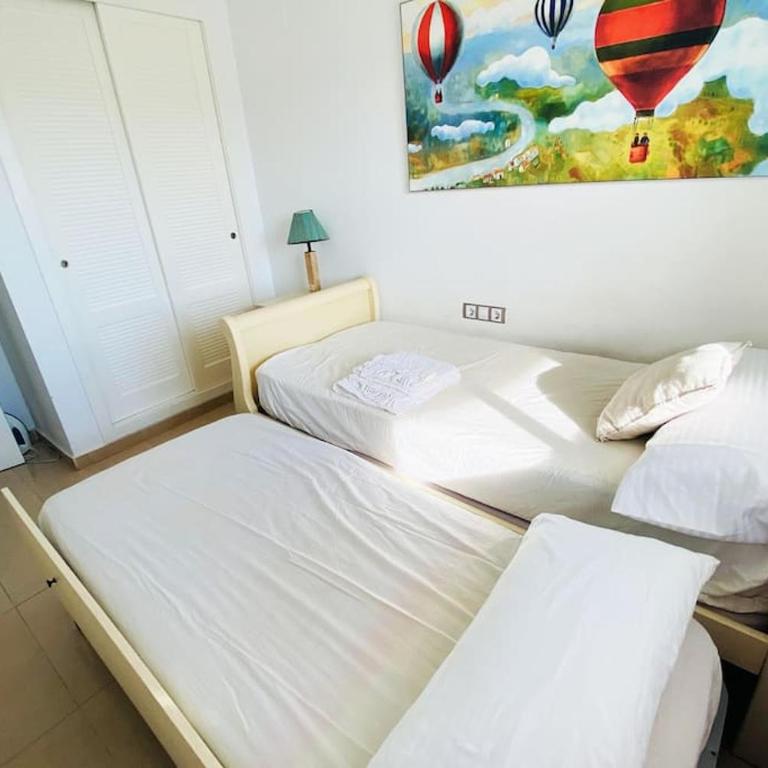 Apartamento en primera línea de playa con piscina y garaje gratuito - Two-Bedroom Apartment - 40