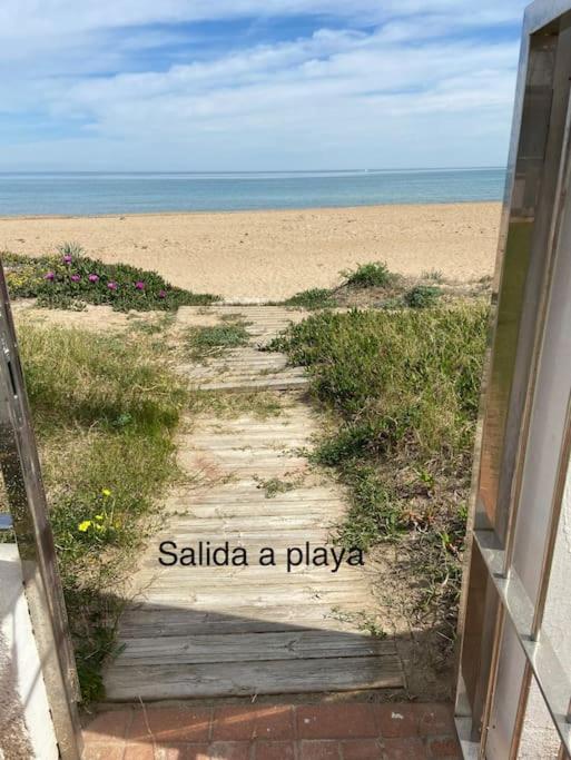 Apartamento en primera línea de playa con piscina y garaje gratuito - Two-Bedroom Apartment - 54