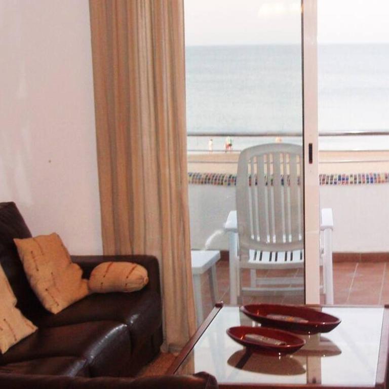 Apartamento en primera línea de playa con piscina y garaje gratuito - Two-Bedroom Apartment - 26