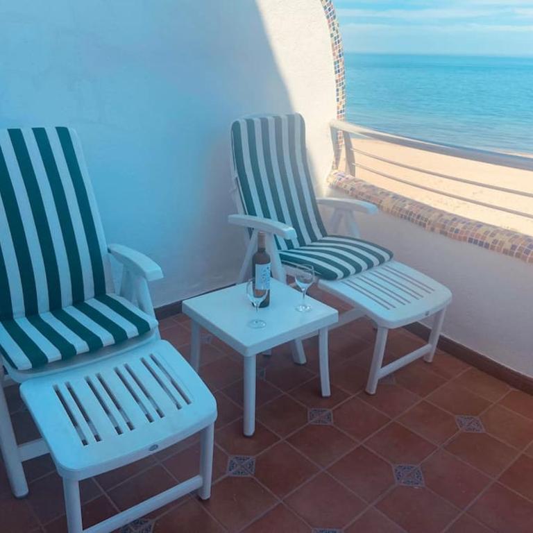 Apartamento en primera línea de playa con piscina y garaje gratuito - Two-Bedroom Apartment - 10