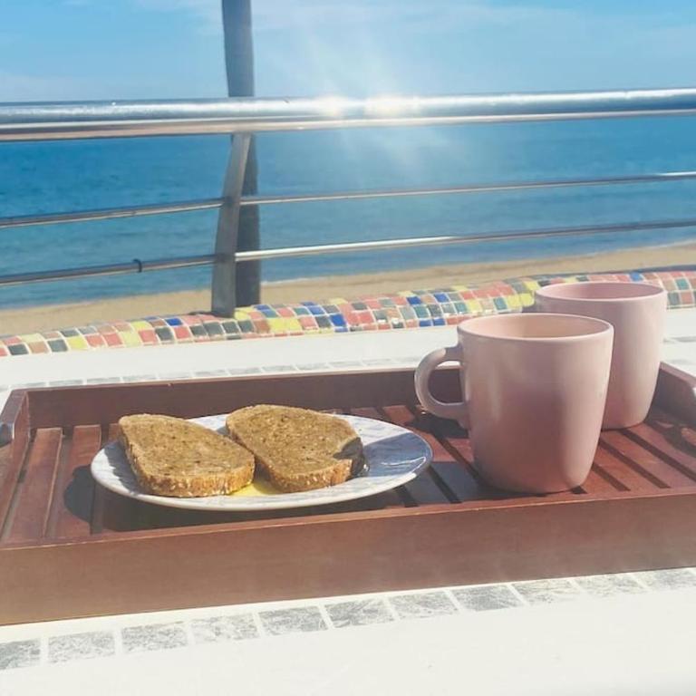 Apartamento en primera línea de playa con piscina y garaje gratuito - Two-Bedroom Apartment - 12