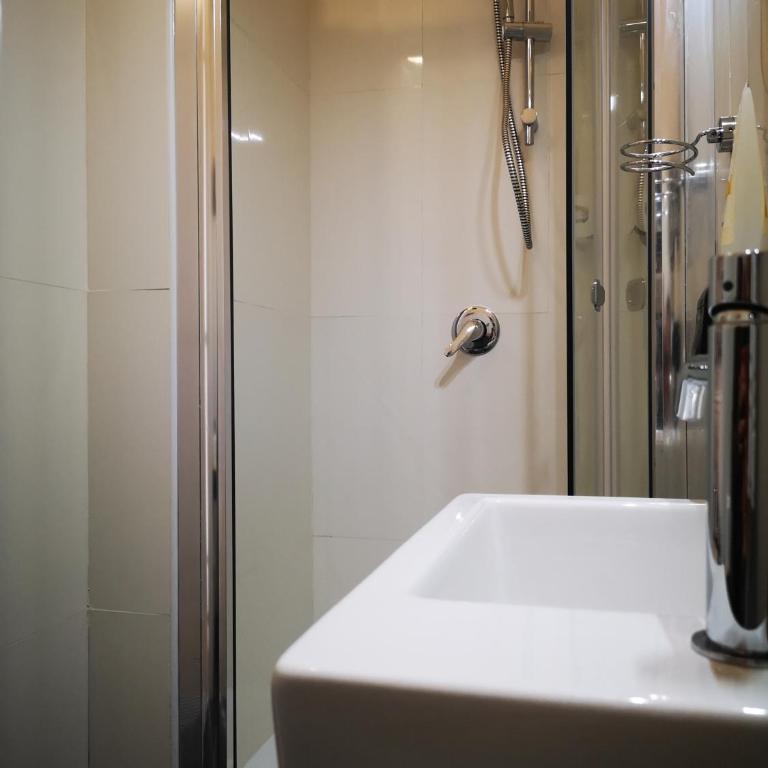 Emperooms Guest House - Camera Matrimoniale con Bagno Privato - 16