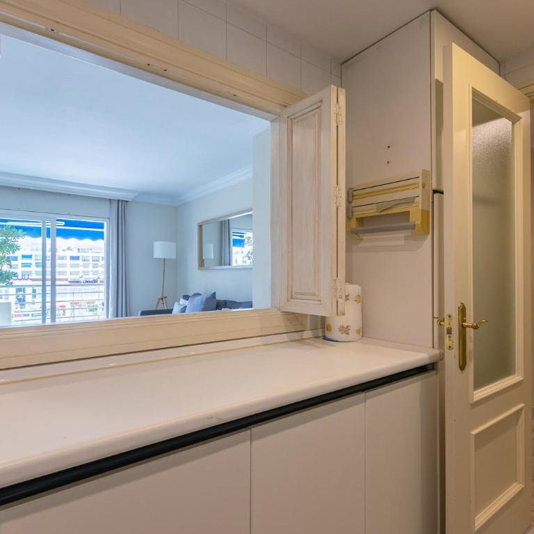 MARBELLA HOME RENTALS - Marina Banus, Puerto Banus, 2BR Terrace, parking & pool - Two-Bedroom Apartment - 15