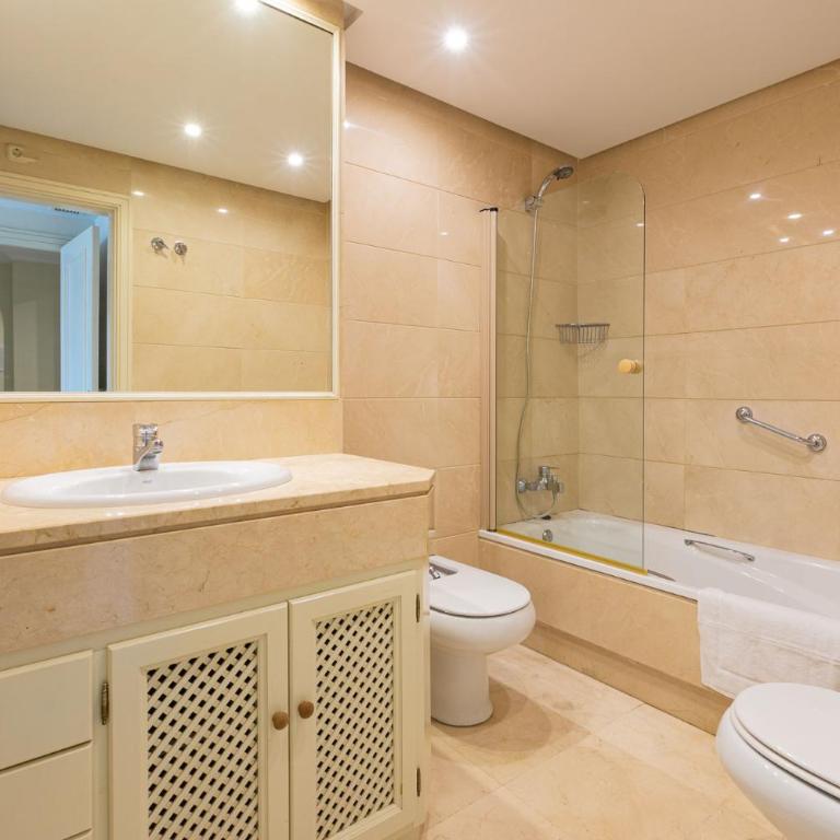 MARBELLA HOME RENTALS - Marina Banus, Puerto Banus, 2BR Terrace, parking & pool - Two-Bedroom Apartment - 25