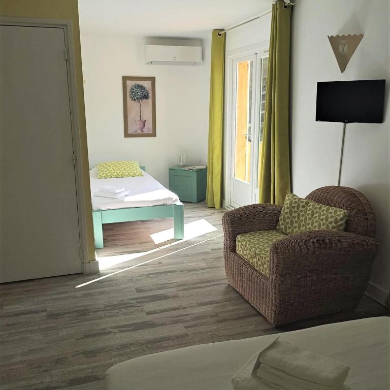 Hôtel Les Calanques - Chambre Triple Côté Route - 3