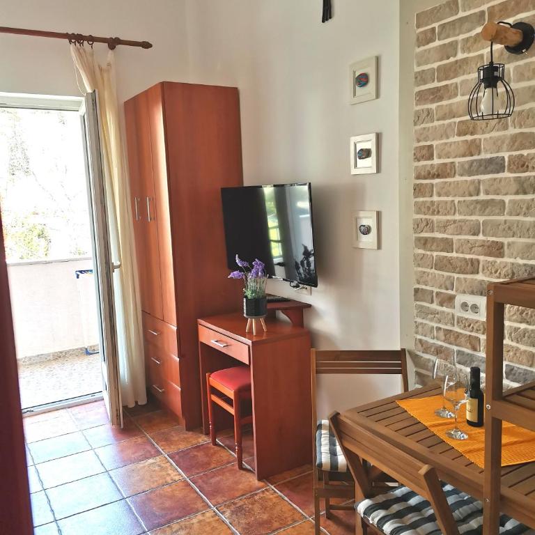 Apartments Maris - Studio with Garden View - 7
