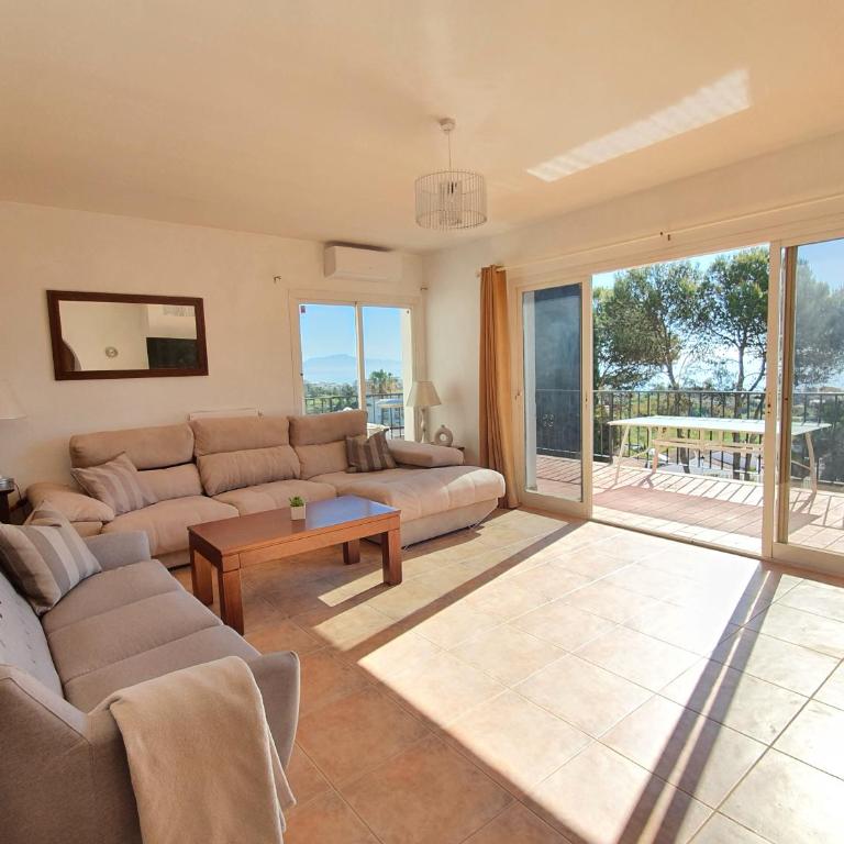 5 Bedroom Villa with HEATED Pool with breath-taking Sea Views, Walking distances to Shops Restaurants Beach - Villa - 8