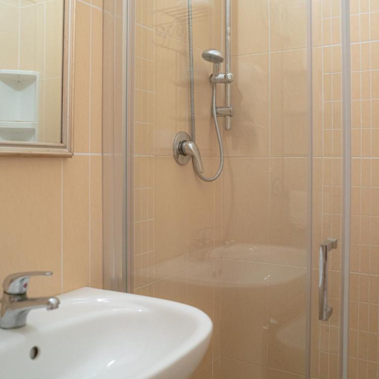 Hotel Arabel - Double or Twin Room with Private Bathroom - 9