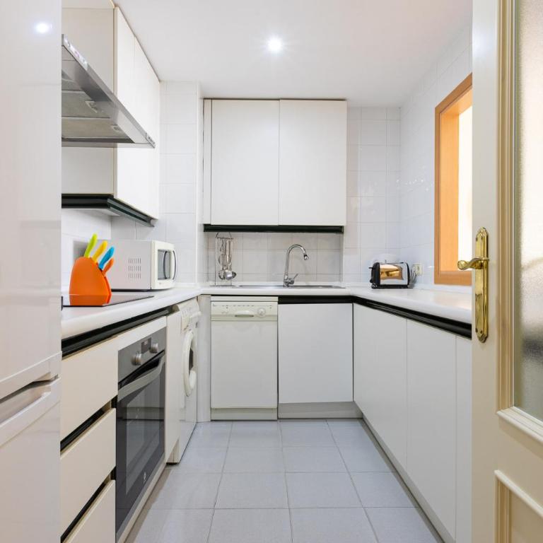 MARBELLA HOME RENTALS - Marina Banus, Puerto Banus, Cozy 2BR, parking & pool - Two-Bedroom Apartment - 12