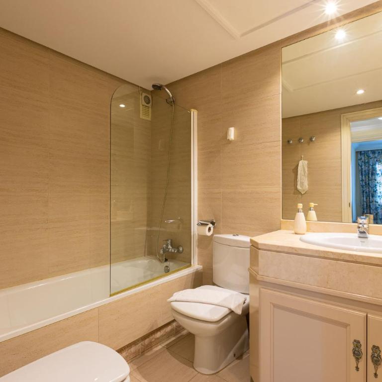 MARBELLA HOME RENTALS - Marina Banus, Puerto Banus, Cozy 2BR, parking & pool - Two-Bedroom Apartment - 31