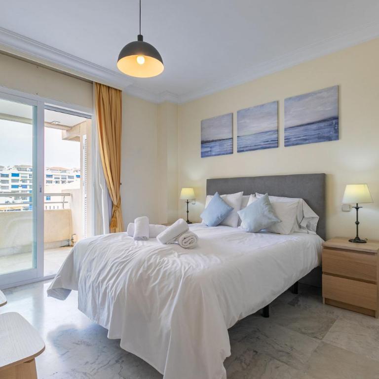 MARBELLA HOME RENTALS - Marina Banus, Puerto Banus, Cozy 2BR, parking & pool - Two-Bedroom Apartment - 24