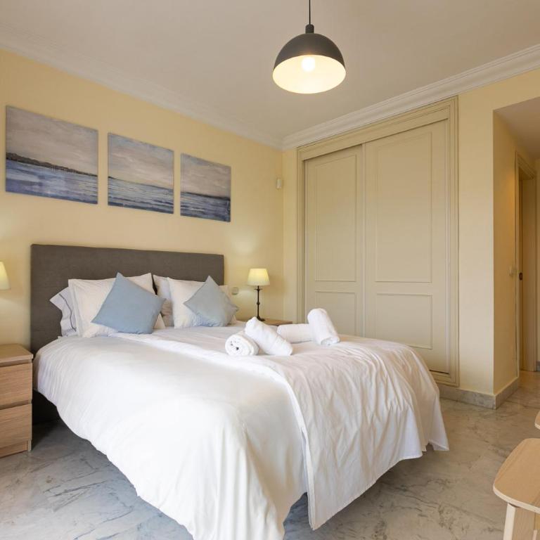 MARBELLA HOME RENTALS - Marina Banus, Puerto Banus, Cozy 2BR, parking & pool - Two-Bedroom Apartment - 23