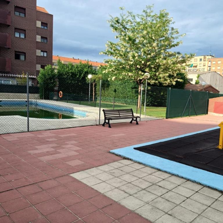 POOL AND CONFORT 3 habitaciones y garaje By apartamentos Logroño - Apartamento de 3 dormitorios - 53