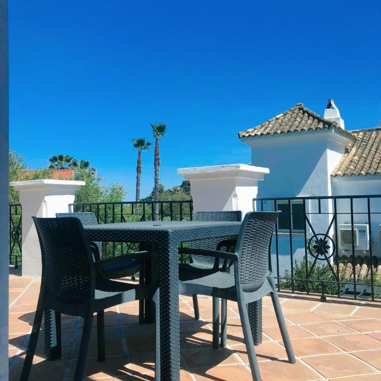 Detached Villa 4 bed Duquesa with Private infinity pool close to port and beach - Villa - 36