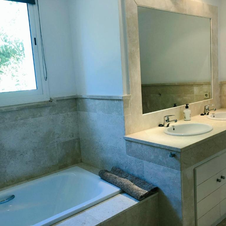 Detached Villa 4 bed Duquesa with Private infinity pool close to port and beach - Villa - 32