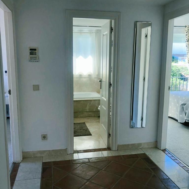 Detached Villa 4 bed Duquesa with Private infinity pool close to port and beach - Villa - 45