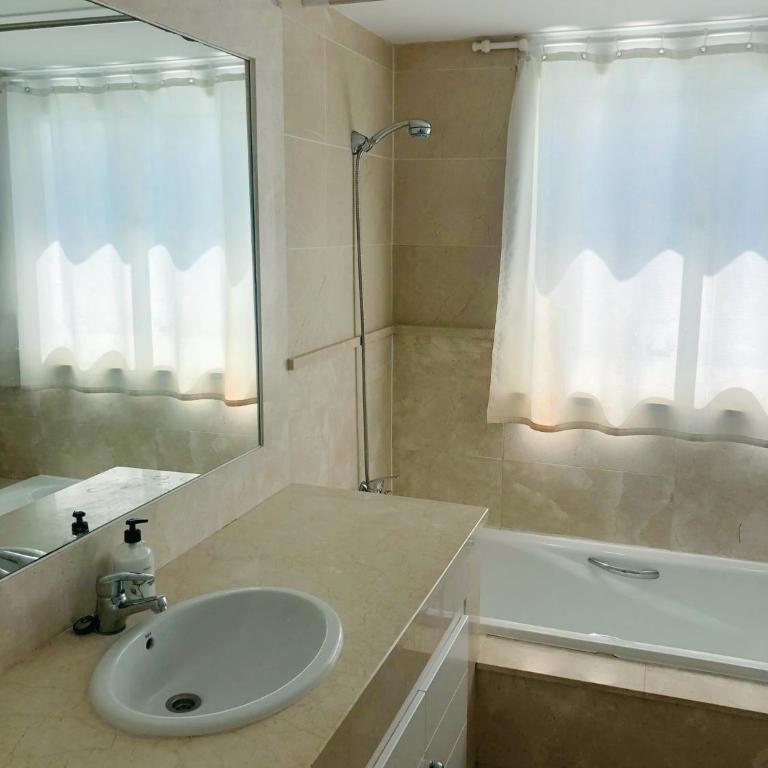 Detached Villa 4 bed Duquesa with Private infinity pool close to port and beach - Villa - 43