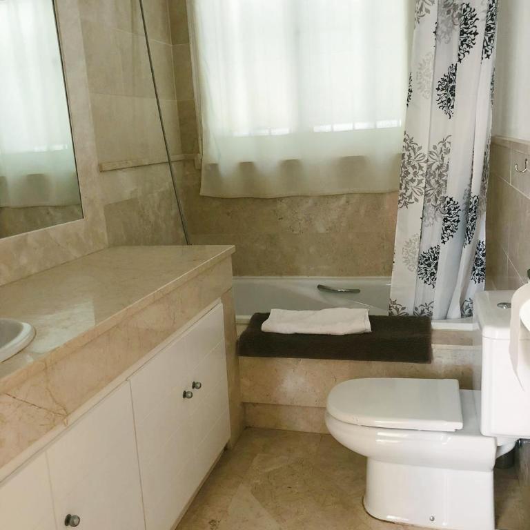 Detached Villa 4 bed Duquesa with Private infinity pool close to port and beach - Villa - 53