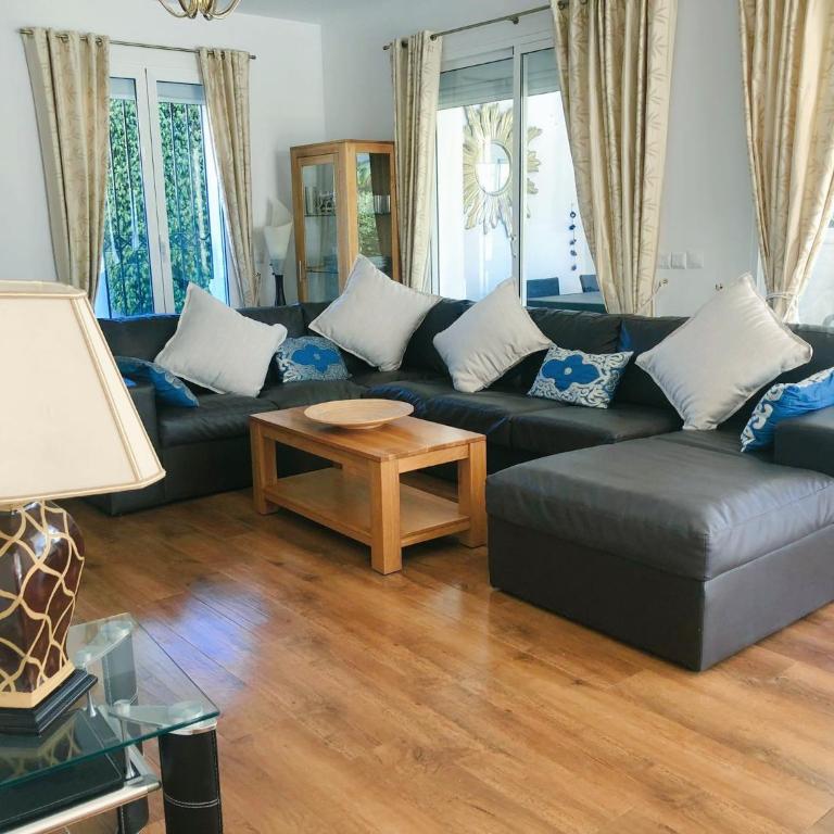 Detached Villa 4 bed Duquesa with Private infinity pool close to port and beach - Villa - 47