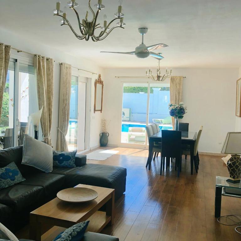 Detached Villa 4 bed Duquesa with Private infinity pool close to port and beach - Villa - 48
